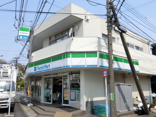 コンビニ　ファミリーマート 百合丘三丁目店（コンビニ）まで224m