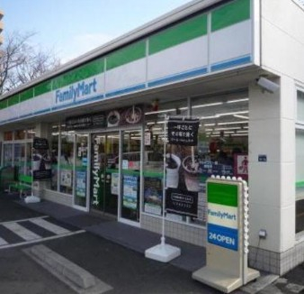 コンビニ　ファミリーマート 板橋市場通り店（コンビニ）まで332m