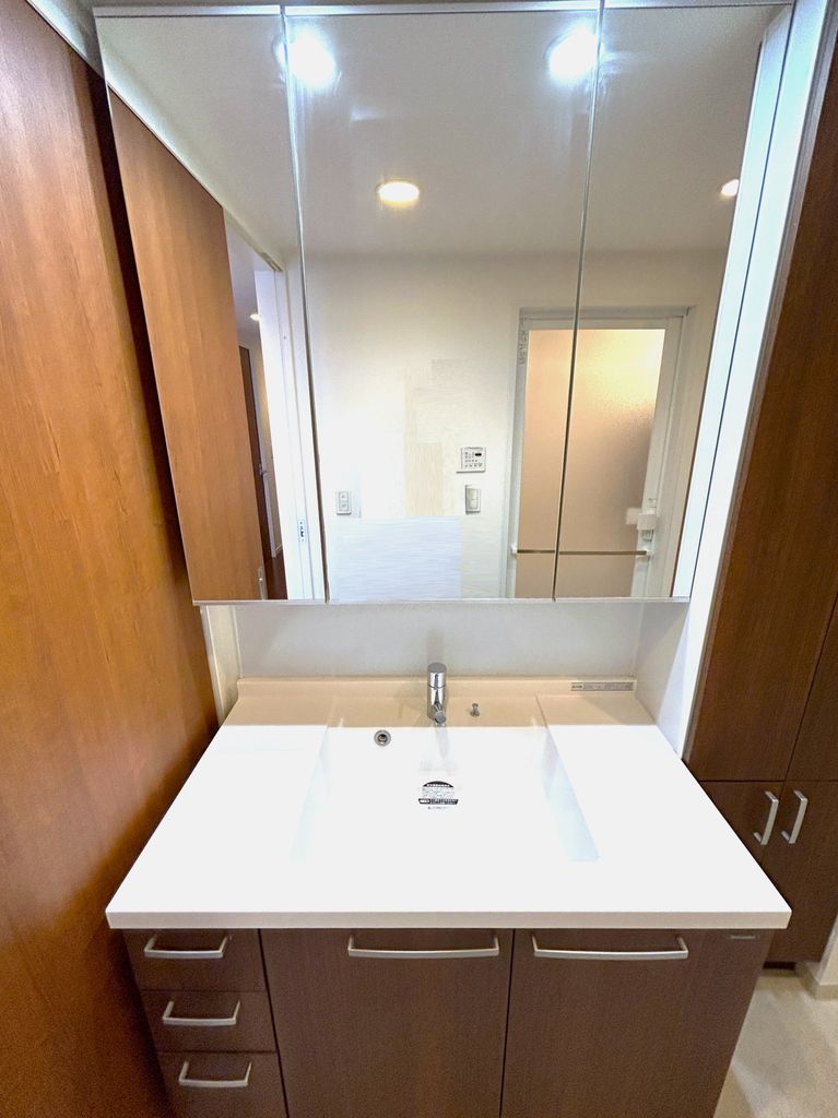 洗面設備　３面鏡収納タイプ洗面化粧台
