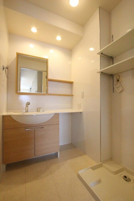 洗面設備　１０７　洗髪洗面化粧台、室内洗濯機置場