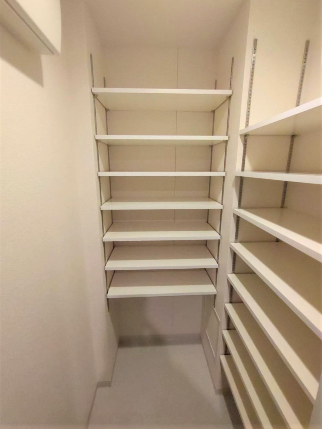 玄関　※別部屋の参考写真です。