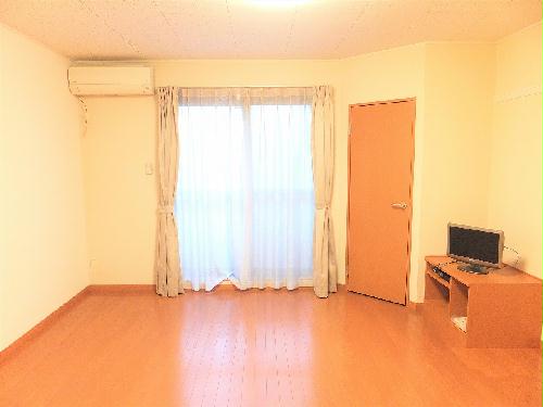 居室・リビング　カーテンやテレビも備え付けです