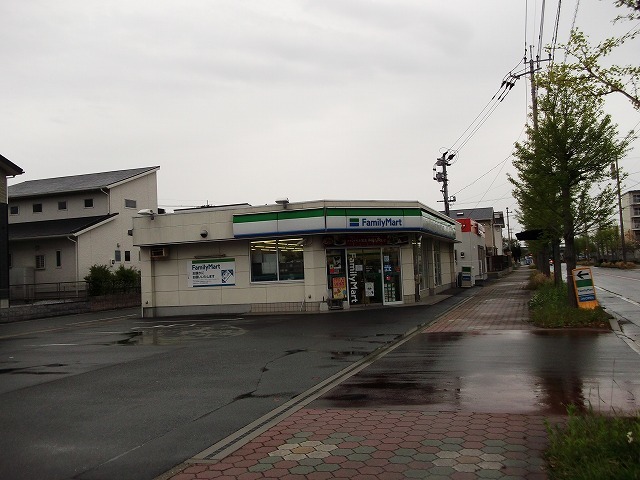 コンビニ　ファミリーマート（コンビニ）まで1300m