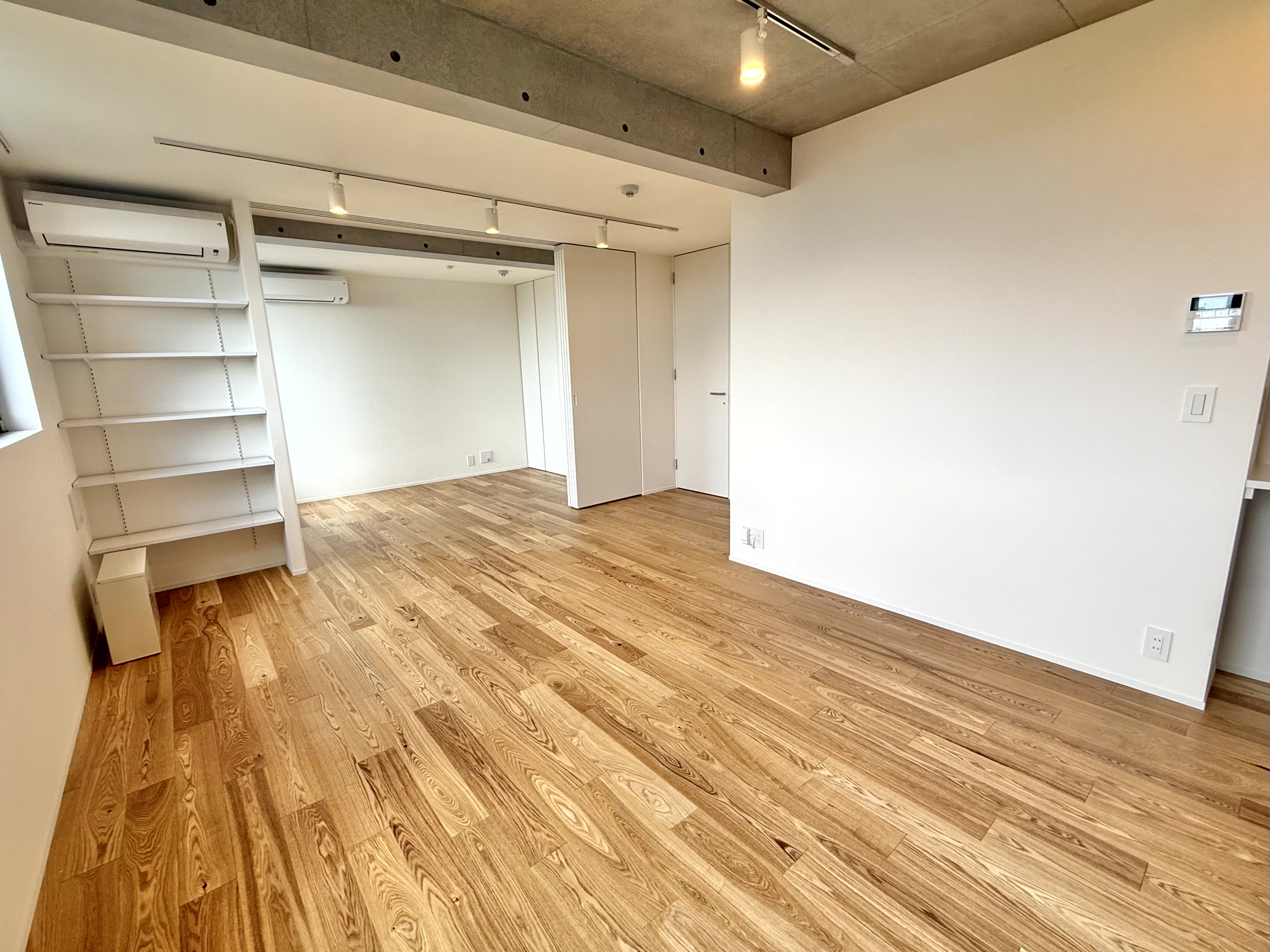 居室・リビング　新築・デザイナーズ。実用性を兼備えた住みやすい空間設計。