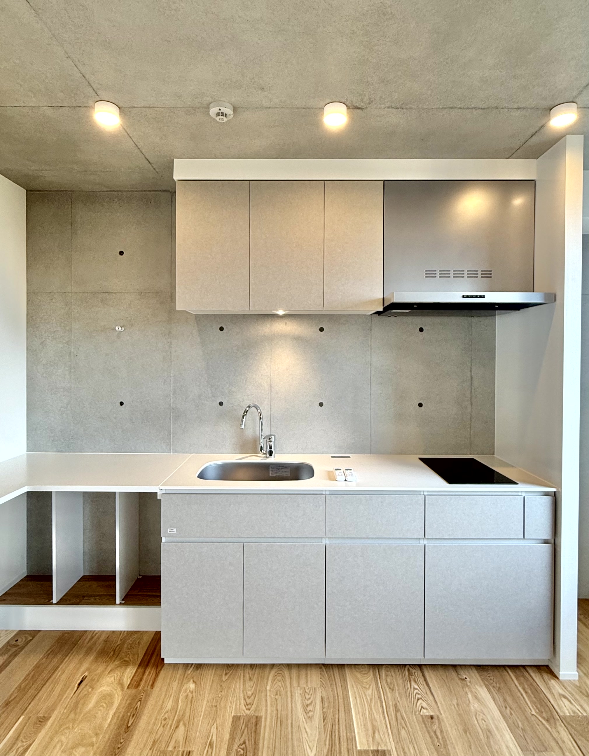 キッチン　IHコンロ２口。バルコニー付き。ゆとりあるキッチンシンク