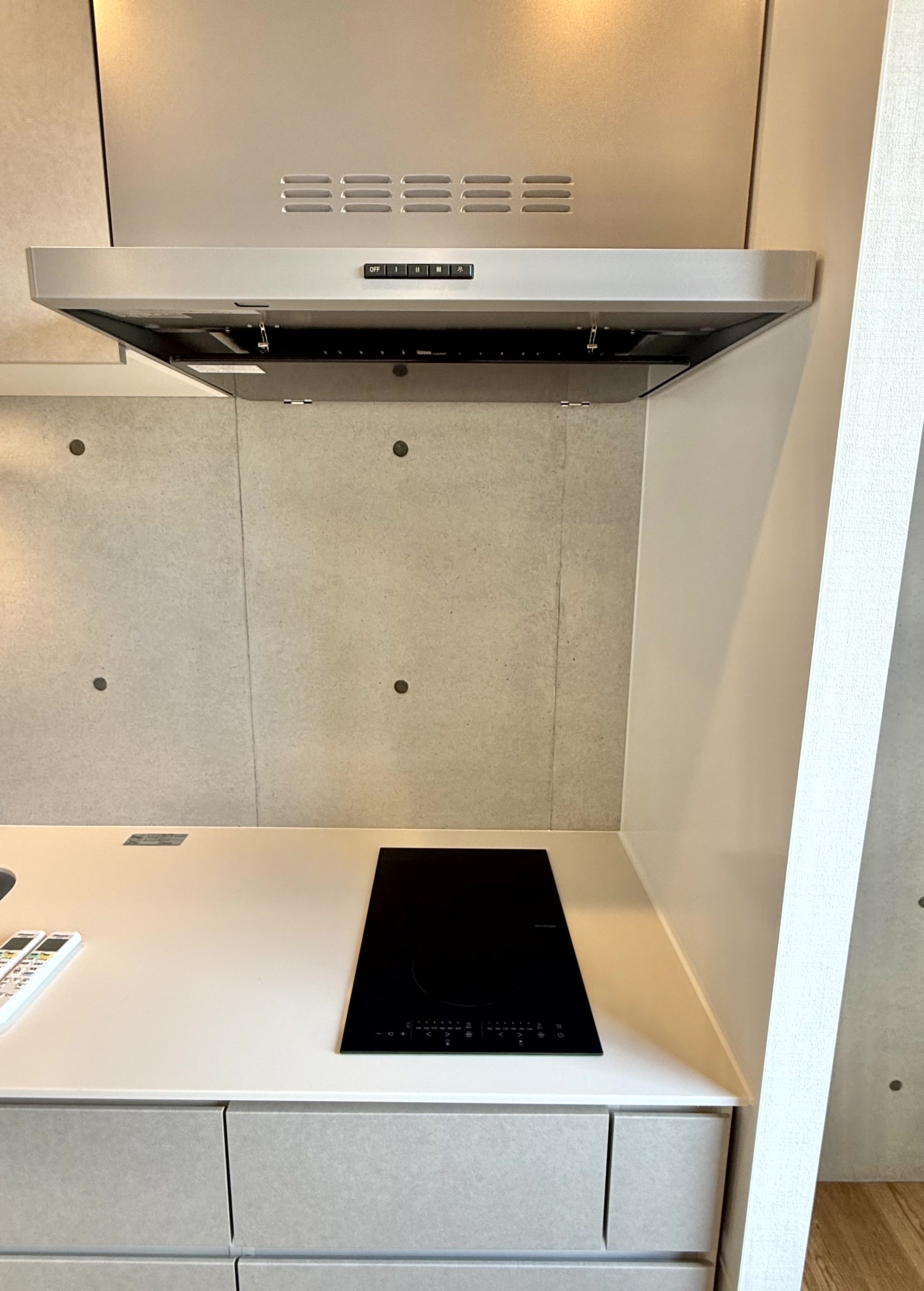 キッチン　IHコンロ２口。バルコニー付き。ゆとりあるキッチンシンク