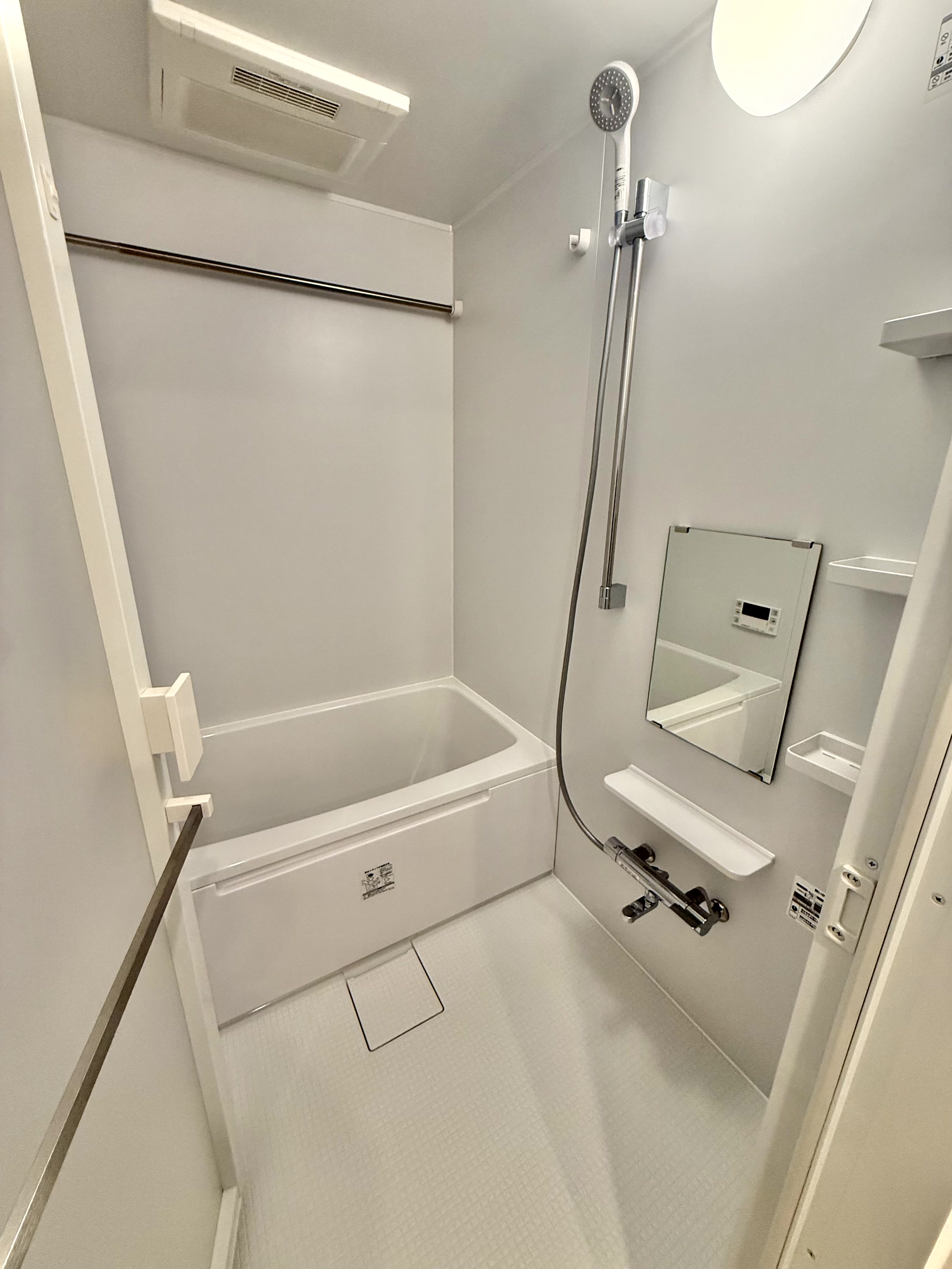 バス・シャワールーム　バストイレ別。浴室乾燥暖房、２４H換気システム…充実設備