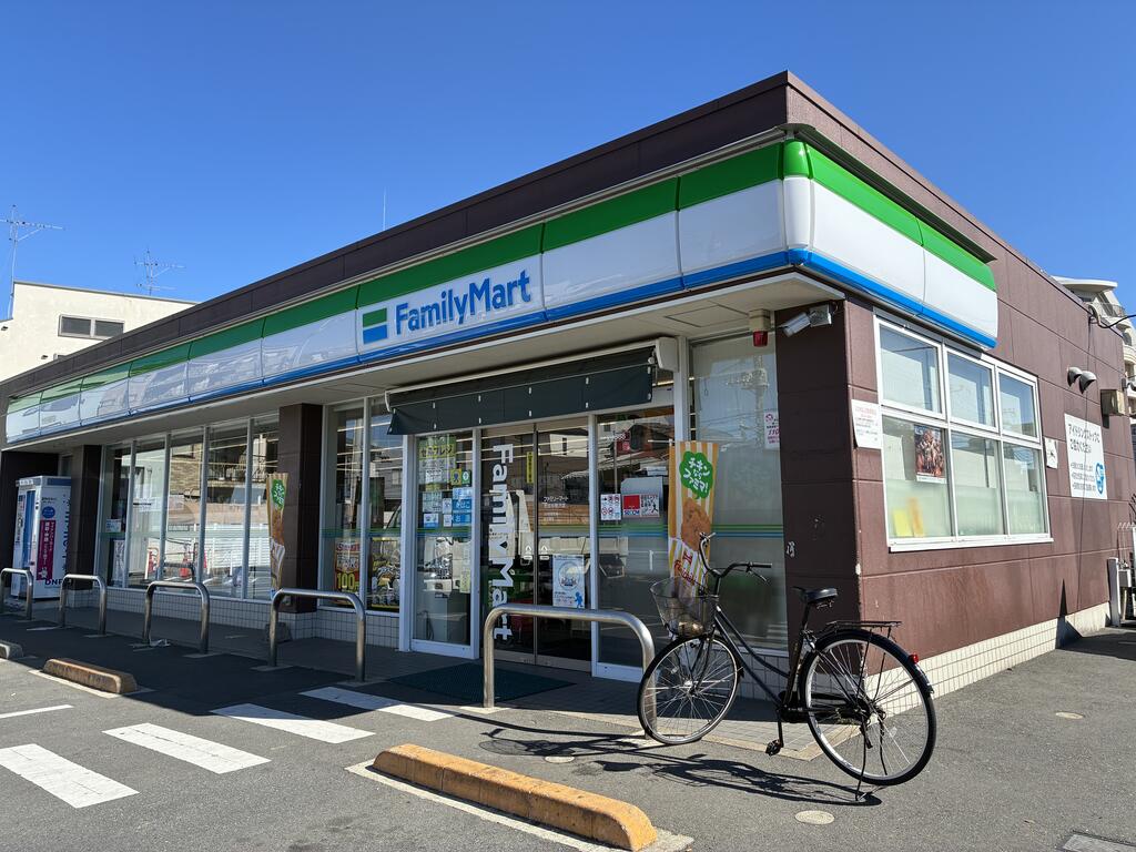 コンビニ　ファミリーマート世田谷廻沢店（コンビニ）まで112m