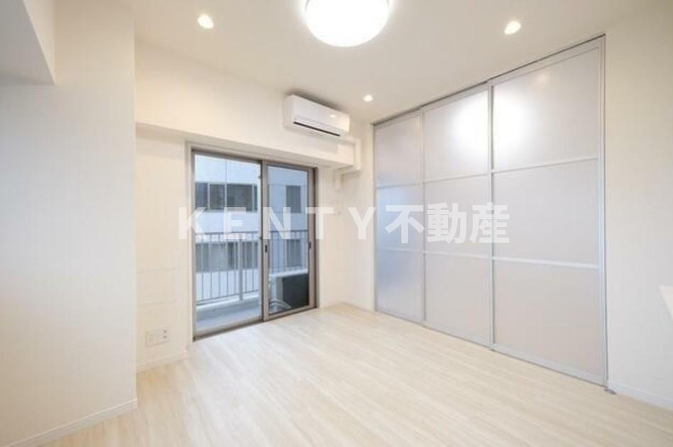 その他部屋・スペース　落ち着いた色調の寝室です