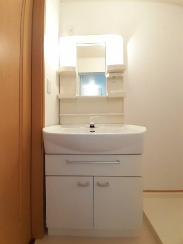 洗面設備　ゆったりとスペースのある洗面所