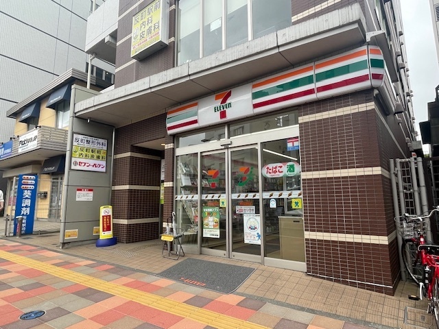 コンビニ　セブンイレブン横浜反町駅前店（コンビニ）まで132m