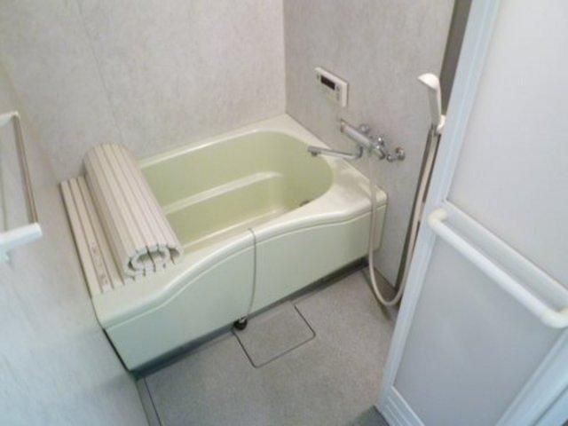 バス・シャワールーム　浴室は嬉しい追い焚き完備です