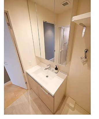 洗面設備　スペースが確保できる洗面所です