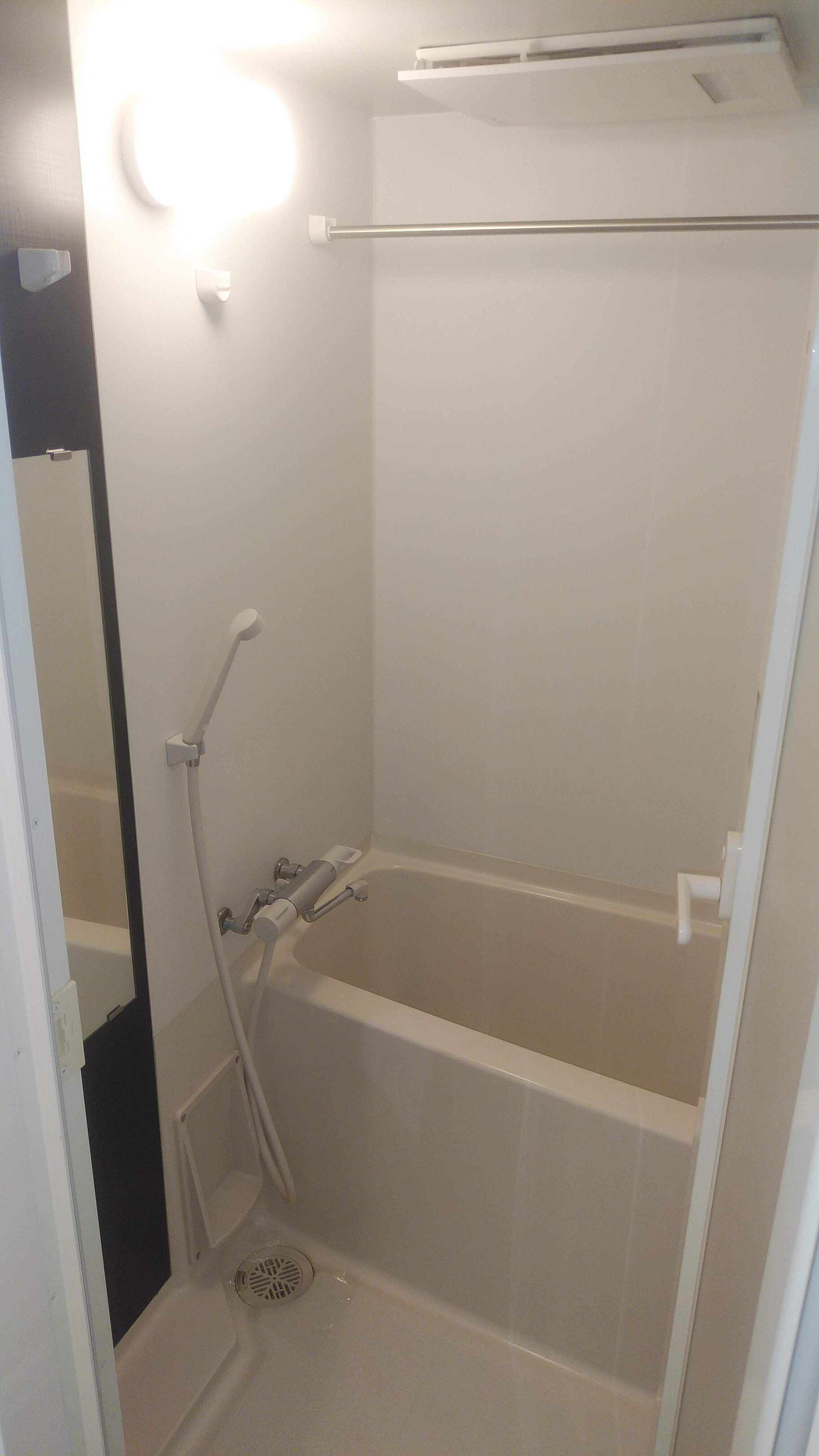 バス・シャワールーム　同建物内の別のお部屋の画像です