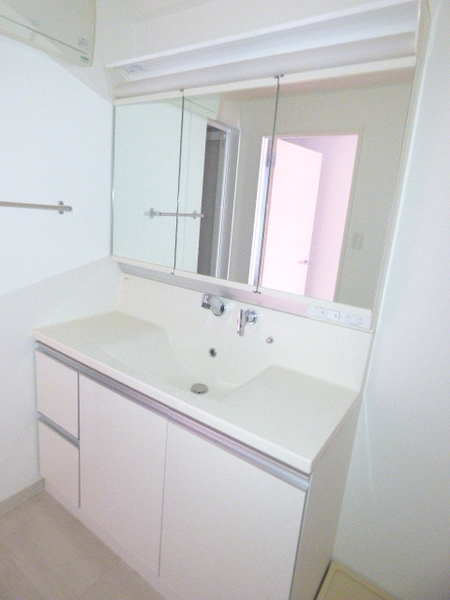 洗面設備　広々洗面スペース！