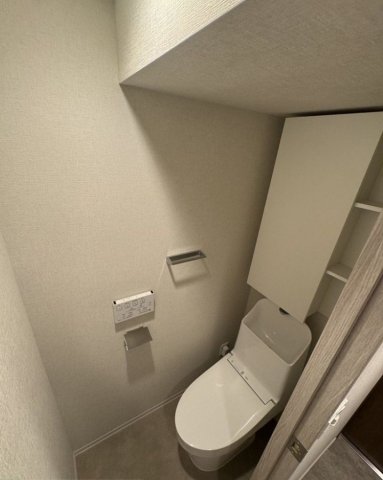 トイレ　落ち着いた色調のトイレです