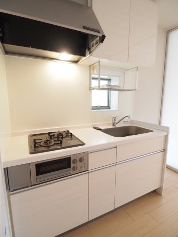 キッチン　2口コンロ付きで日差しも入る明るいキッチン※別部屋参考写真