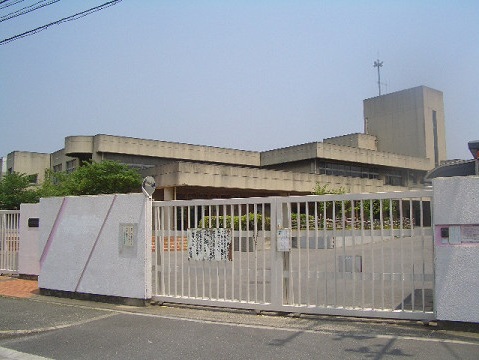 小学校　四條畷市立岡部小学校（小学校）まで445m
