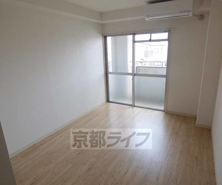 居室・リビング　落ち着いた雰囲気のお部屋です