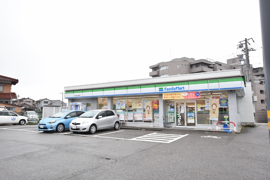 コンビニ　ファミリーマート（コンビニ）まで182m