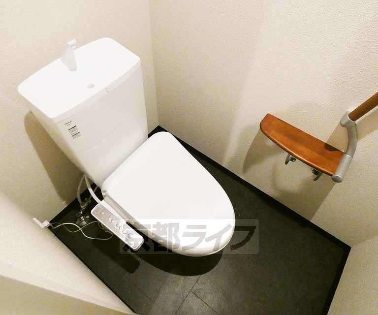 トイレ　清潔感のあるウォシュレット付きトイレ