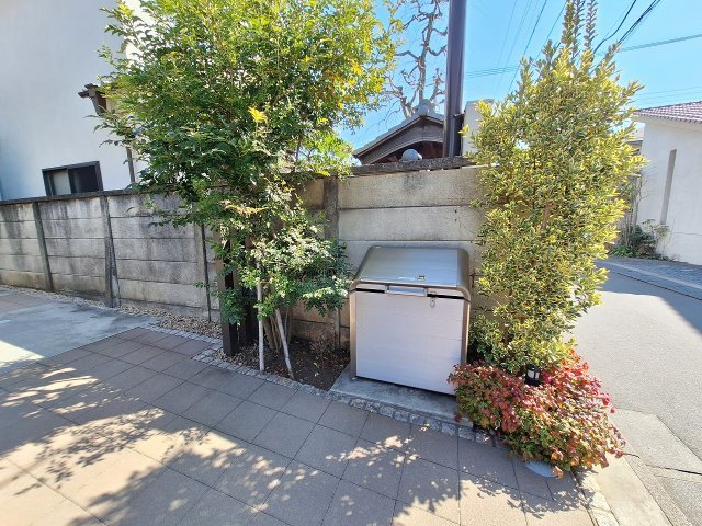 エントランス　★敷地内にゴミ捨て場があります★
