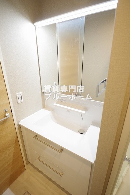 洗面設備　三面鏡独立洗面台！