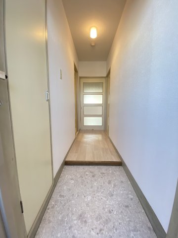 玄関　※お写真は別部屋の参考写真で左右反転しております。