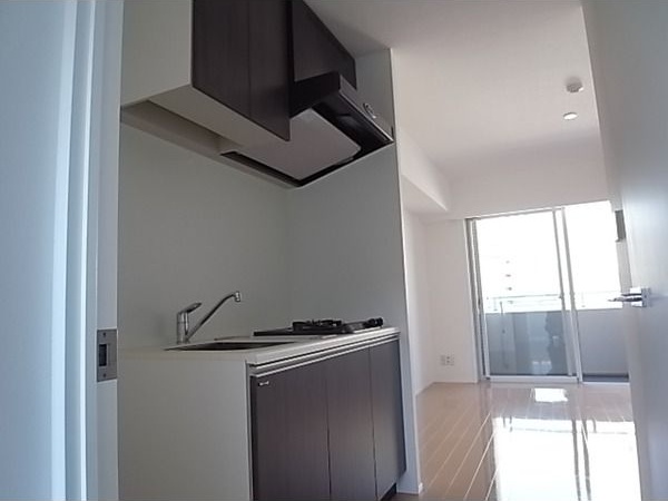 キッチン　※写真は同じマンションの違う部屋のものになります。反転タイプ