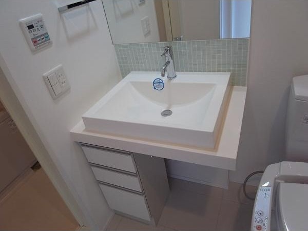 洗面設備　※写真は同じマンションの違う部屋のものになります。反転タイプ