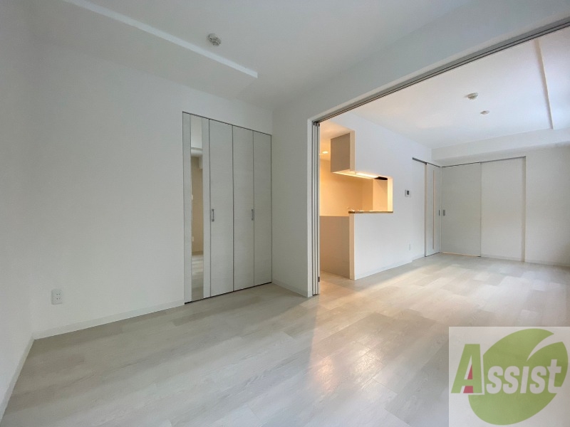 その他部屋・スペース　寝室はこちらです。光が差し込む、温かみのあるお部屋です。