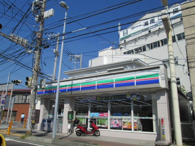 コンビニ　スリーエフ 湘南江の島駅前店（コンビニ）まで738m