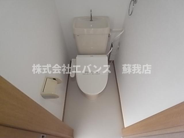 トイレ　落ち着いた色調のトイレです