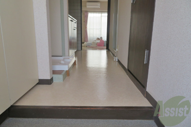 玄関　玄関からお部屋までは一直線で行けますね。廊下は走らない様に。