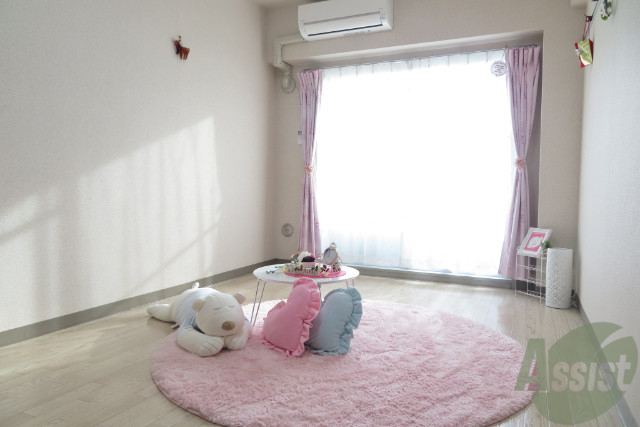 居室・リビング　明るい８帖のお部屋です。明るいと気分も良いですね。