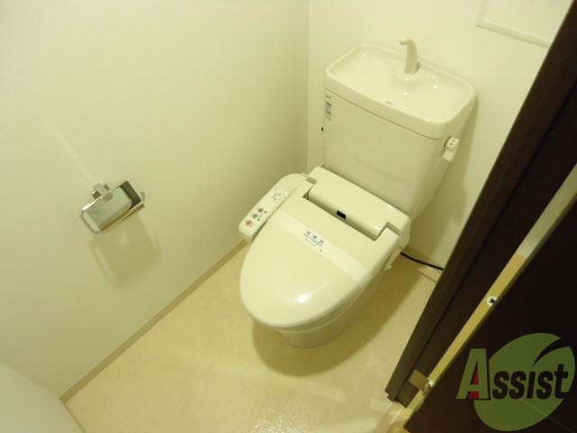 トイレ　綺麗な温水洗浄便座付きのおトイレです。