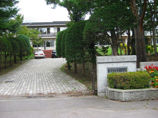 小学校　軽井沢西部小学校（小学校）まで225m