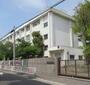 小学校　泉大津市立穴師小学校（小学校）まで551m