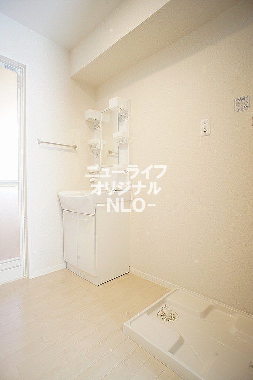 洗面設備　シャワー付き洗面台で朝の支度も楽にできます☆