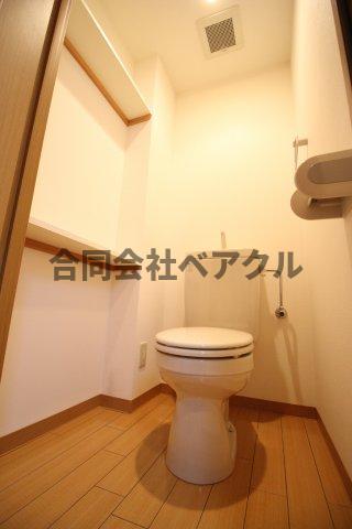 トイレ　落ち着いた色調のトイレです
