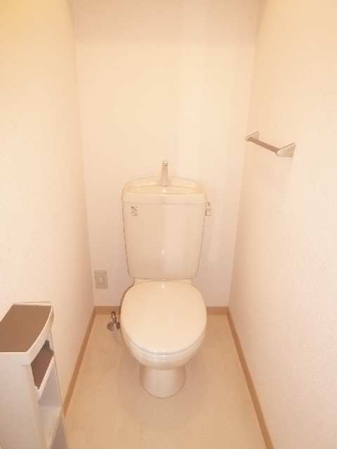 トイレ　トイレもキレイにクリーニング
