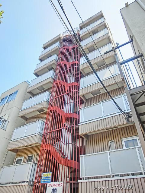 建物外観　頑丈な鉄骨造