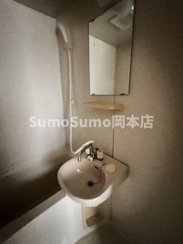洗面設備　明るい洗面所です