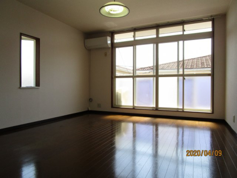 居室・リビング　同物件の別部屋です。