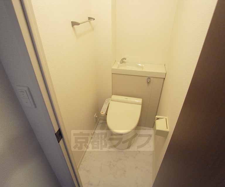 トイレ　トイレも広い空間となっています