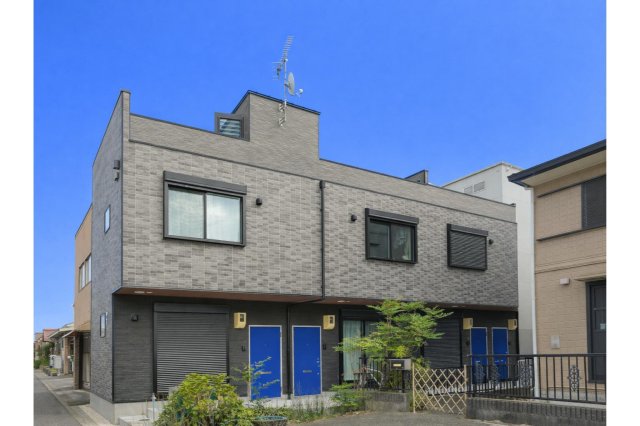 建物外観　戸建感覚で暮らせるデザイナーズメゾネット｜ルーフバルコニー付