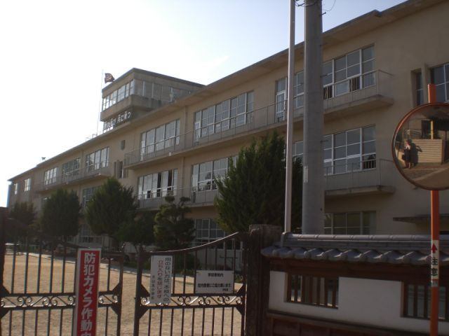 小学校　犬山市立犬山北小学校（小学校）まで326m
