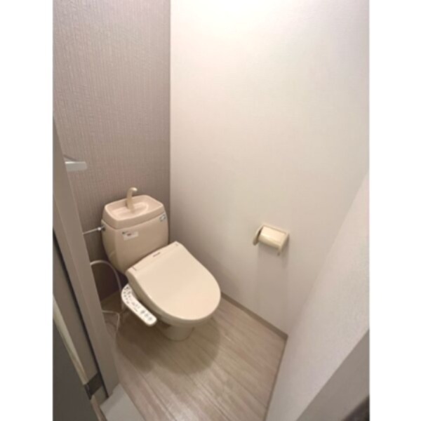 トイレ　同じ間取りの別部屋の写真です。