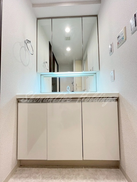 洗面設備　人気の三面鏡独立洗面台♪
