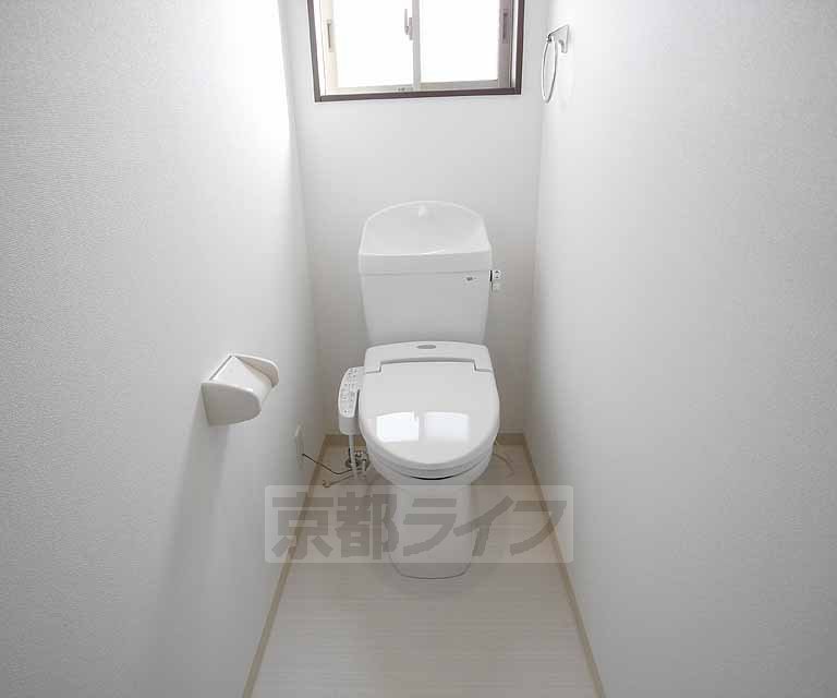 トイレ　小窓があるので明るいトイレです